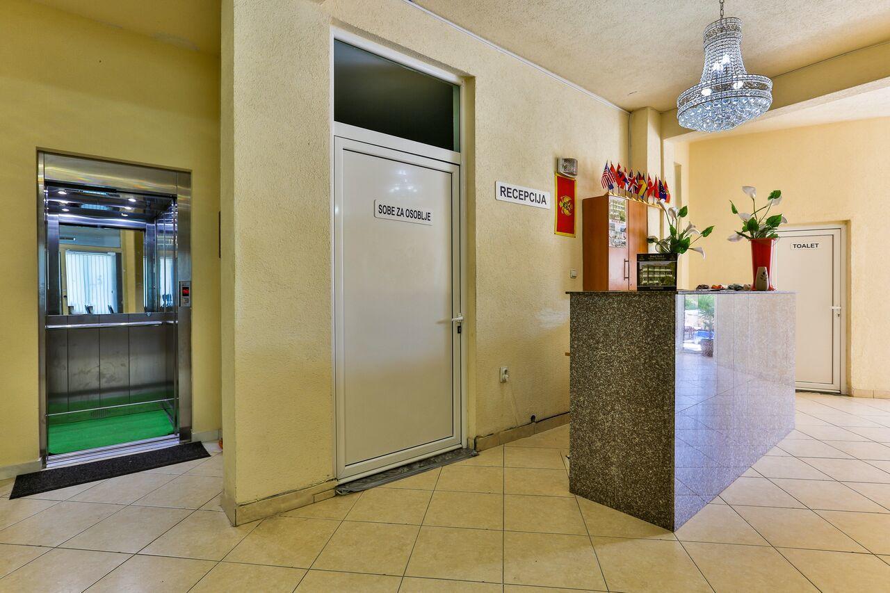 Hotel Hoti Улцинь Екстер'єр фото